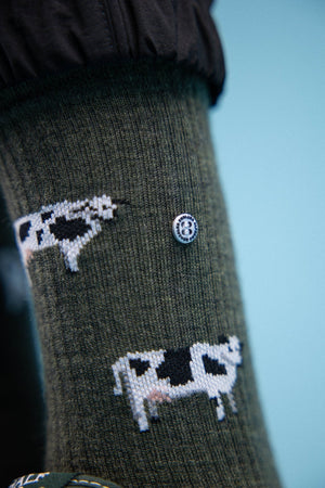 Kuh Merino Wandersocken mit Frotteesohle, bestehend aus hochwertiger Merinowolle und einzigartigem Kuhmuster.